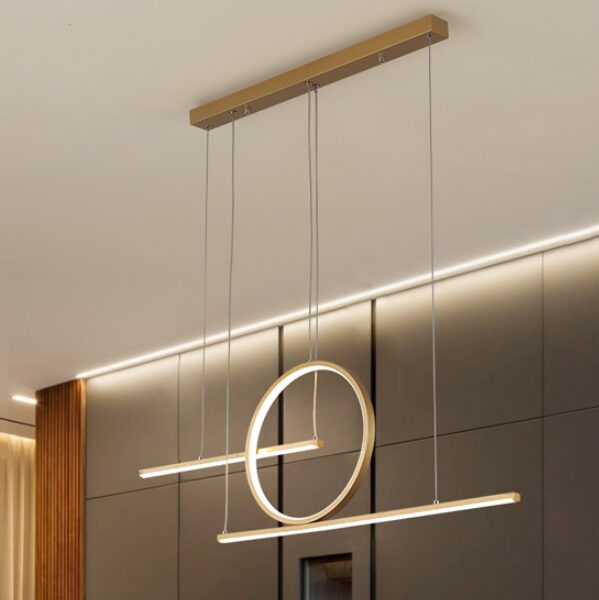 Como escolher o pendente ideal para a sala de jantar? Conheça diferentes modelos e estilos para compor sua mesa. 78 lustre linear preto dourado de led retangular comprido micaza.png 5 luminaires YustDesign Chandeliers and wall lights on sale and cheap