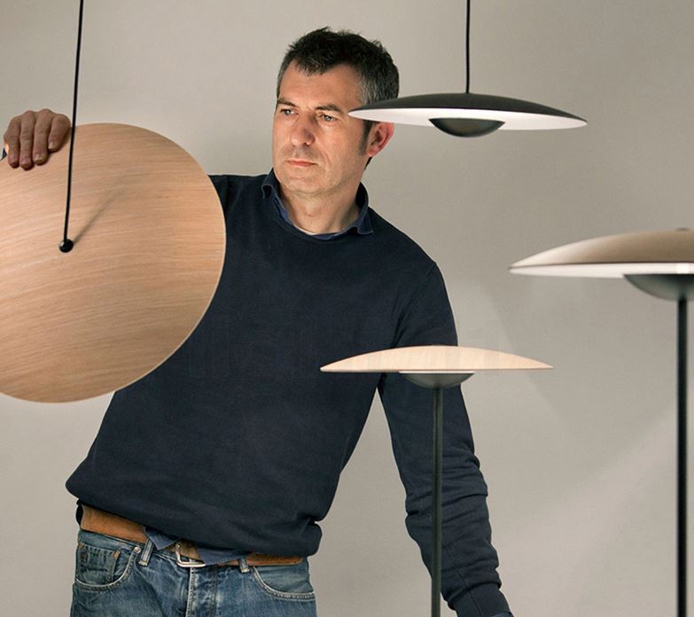 Como escolher o pendente ideal para a sala de jantar? Conheça diferentes modelos e estilos para compor sua mesa. 54 pendente moderno clea luz indireta de led micaza luminaires YustDesign Chandeliers and wall lights on sale and cheap
