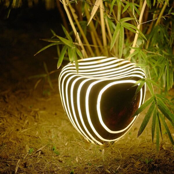 "Pedra" de resina luz led para jardins