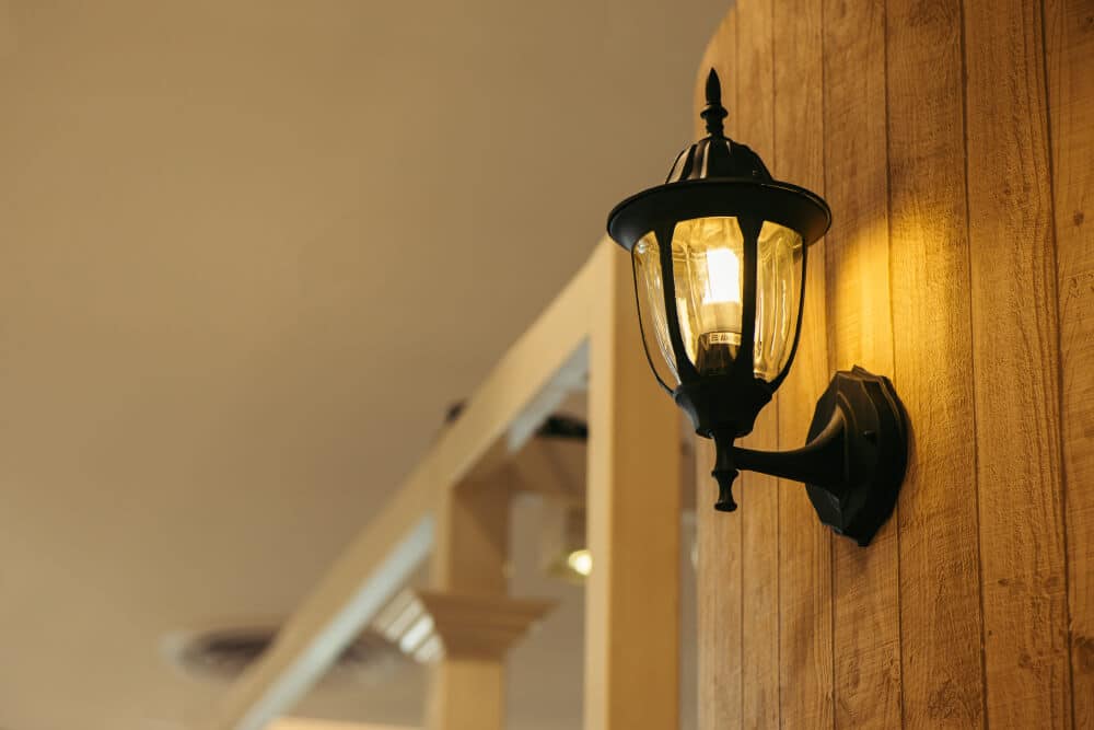 lustre e luminária: Qual a diferença entre lustre e luminária? 36 arandela colonial iluminando espaço interno