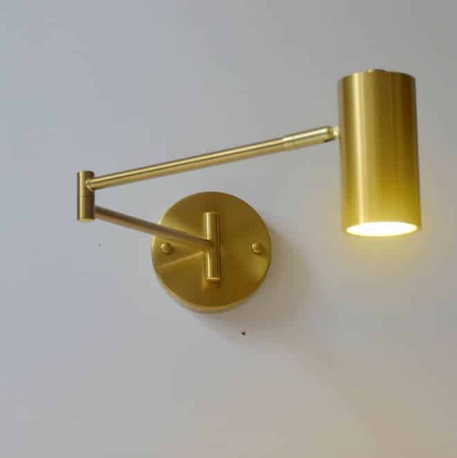 lustre e luminária: Qual a diferença entre lustre e luminária? 34 arandela ajustavel dourado miresa luminaires YustDesign Chandeliers and wall lights on sale and cheap