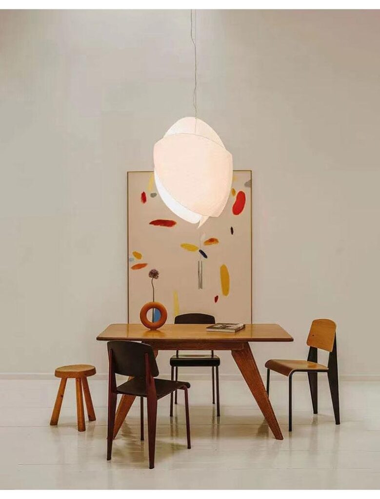 Como escolher o pendente ideal para a sala de jantar? Conheça diferentes modelos e estilos para compor sua mesa. 26 miresa-pendente-contemporaneo-de-tecido-branco-para-mesa-de-jantar