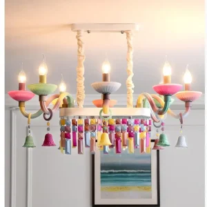 Imagem de um lustre suspenso colorido no estilo macaron, ideal para ambientes infantis. A luminária criativa apresenta diferentes tonalidades vibrantes e é feita de vidro, pendendo graciosamente do teto para criar uma atmosfera divertida e acolhedora.