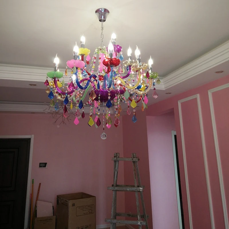 Adicione um toque de glamour ao quarto infantil com o lustre de cristal colorido Miresa no estilo Maria Teresa. Com tons de rosa delicados, este lustre é perfeito para complementar a decoração do quarto da sua pequena com elegância e sofisticação. Transforme o ambiente em um espaço encantado e iluminado com estilo. Garanta já o seu lustre Miresa para criar um ambiente dos sonhos para a sua princesa.