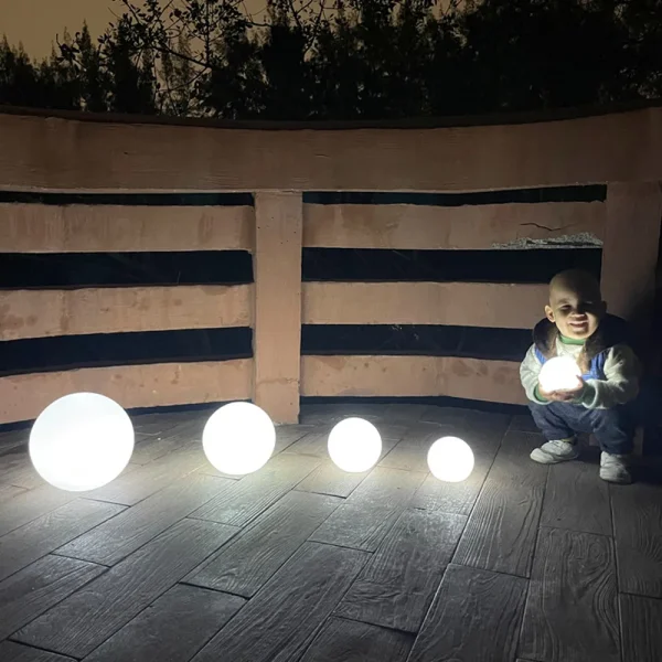 Luminária Bola De Plástico Branco Leitoso Para Jardins e Piscinas - Image 4