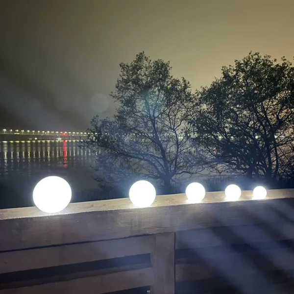 Luminária Bola De Plástico Branco Leitoso Para Jardins e Piscinas