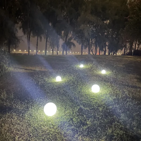 Luminária Bola De Plástico Branco Leitoso Para Jardins e Piscinas - Image 6