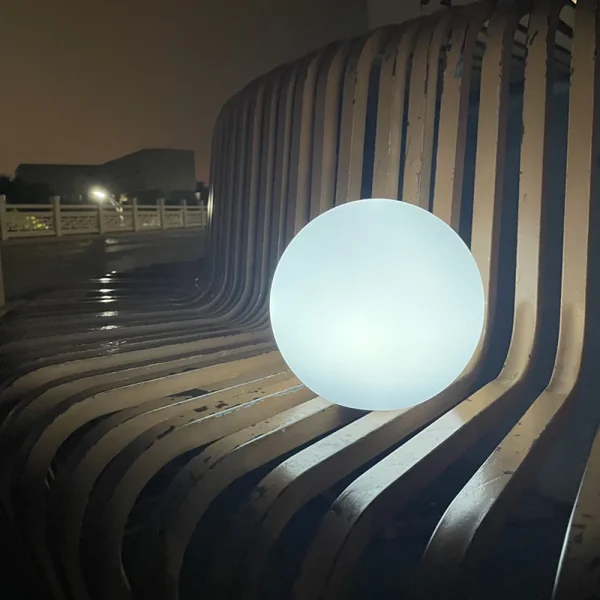 Luminária Bola De Plástico Branco Leitoso Para Jardins e Piscinas - Image 2