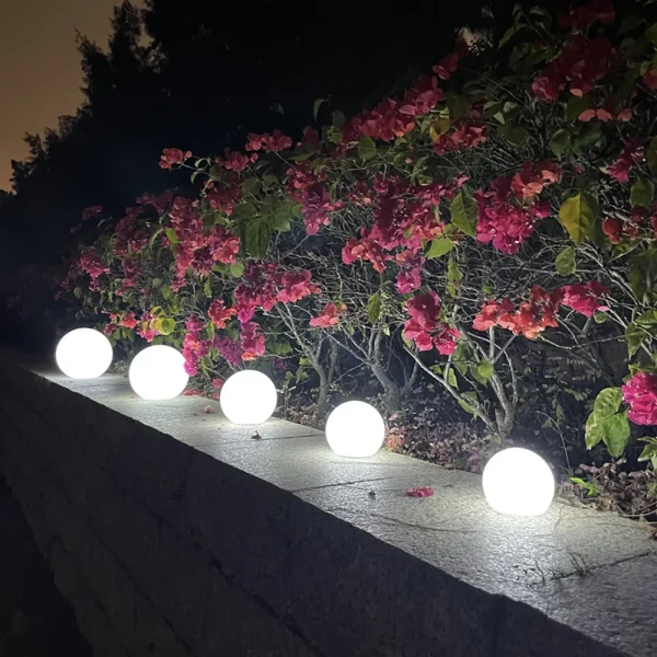 Luminária Bola De Plástico Branco Leitoso Para Jardins e Piscinas - Image 5